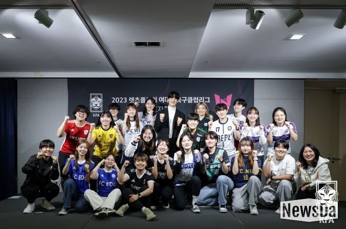 여대생클럽리그에 참가하는 14개팀 대표자들이 기념촬영을 하고 있다.