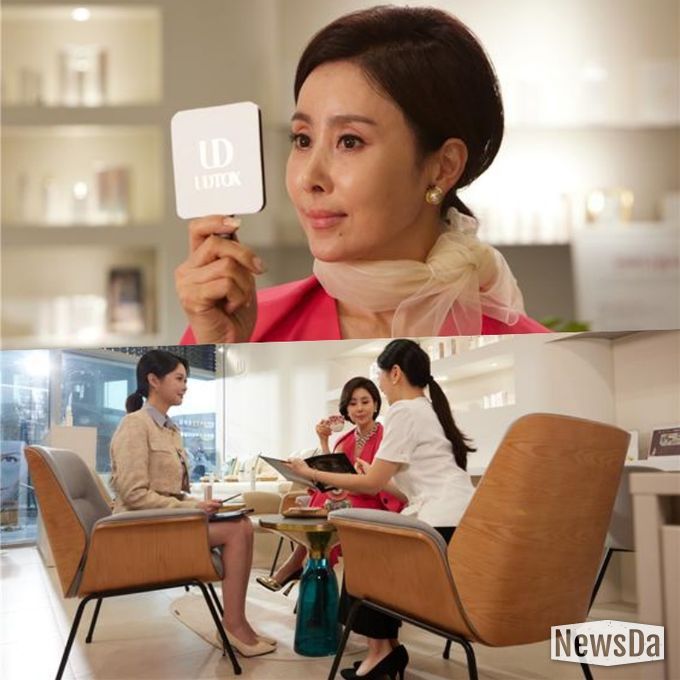 유디톡스 홍보이사 배우 경숙이 직원의 안내를 받고 있다.