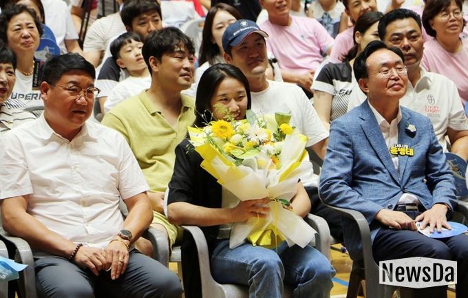 전라남도 나주시가 지난달 31일 나주종합스포츠파크 다목적체육관에서 파리올림픽 배드민턴 여자 단식 금메달을 차지한 안세영 선수 환영식을 가졌다. 환영식엔 시민 400여명이 몰려 나주 이창동 출신인 안 선수를 한 목소리로 응원했다.