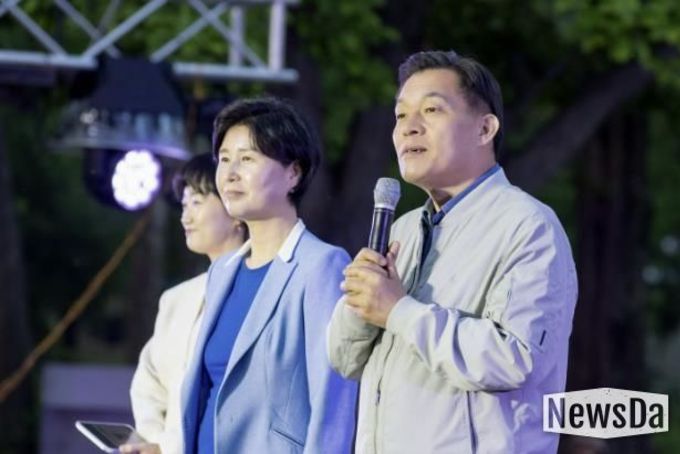 이재준 수원시장, '2025 수원연극축제' 찾아 시민과 함께 공연 관람