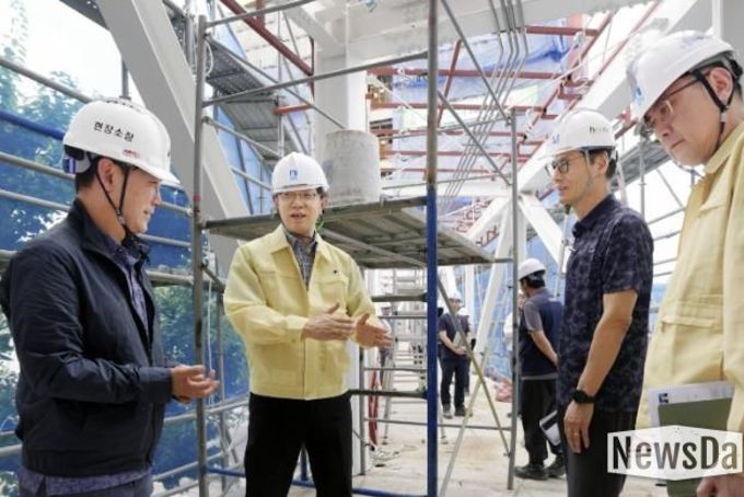 현근택 수원시 제2부시장, 장마철 앞두고 공공건축물 공사현장 점검