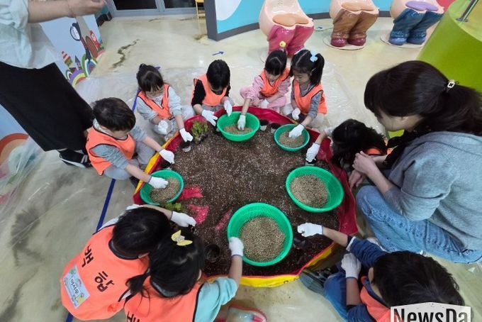 경기도어린이식품안전체험관 부천센터, 식목일 체험 프로그램 『반짝! 손, 상추야 안녕』성료