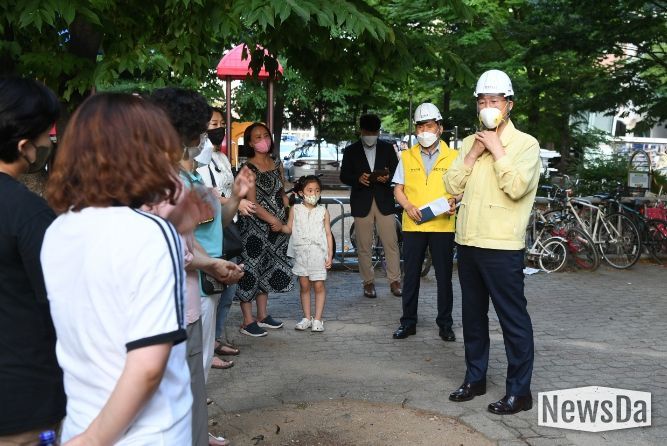 이민근 안산시장(사진 우측)이 화재사고 현장을 찾아 주민들을 위로하고 피해 지원에 최선을 다하겠다고 말하고 있다.