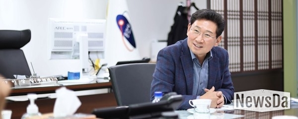 지난달 26일 경기기자협회와 이상일 시장이 인터뷰를 진행했다. 현재 사용하고 있는 책상은 평소 이 시장이 사용하던 것이다.(사진=심석진 기자)