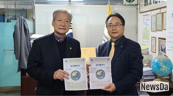 좌로부터 '(사)전국중고자동차 및 부품유통 수출입조합연합회' 정일수 회장, '△(INGO-WGCA)국제기구세계녹색기후기구오프라인상품등록세계지원본부' 천지득 집행위원장