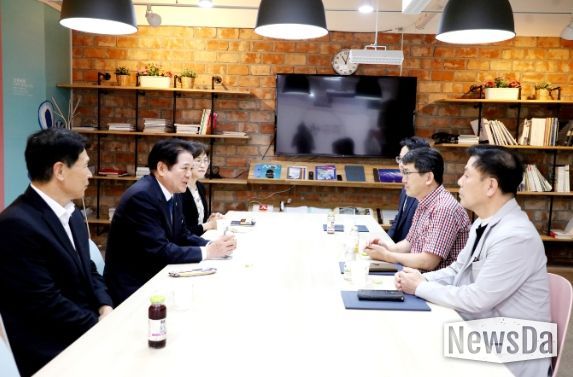 8일 안양시청 접견실에서 최대호 안양시장이 신규 위촉된 감사권익보호관과 민간전문감사관에게 공정하고 투명한 안양시 감사행정을 위해 노력해달라고 부탁했다.