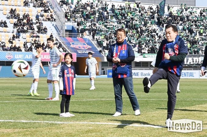 이재준 수원시장이 수원FC 홈개막전에서 시축하고 있다.