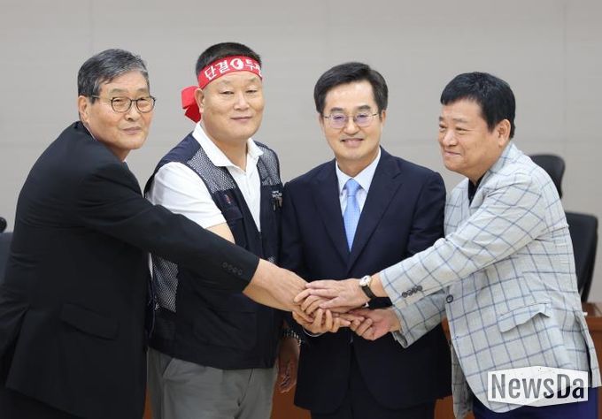 왼쪽부터 경기지방노동위원회 특별조정위원회 의장(공익위원), 이기천 경기도버스노동조합협의회 의장, 김동연 경기도지사, 김기성 경기도버스운송사업조합 이사장