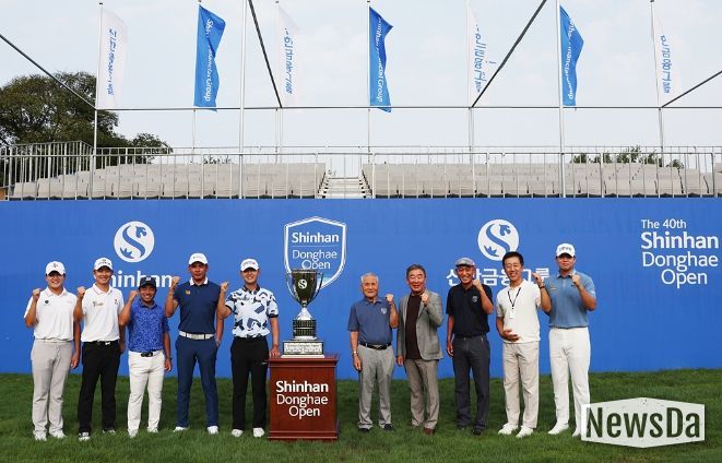 '제40회 신한동해오픈' 포토콜에 참여한 김민규, 송영한, 히가 카즈키, 파차라 콩왓마이, 한장상 고문, 최상호, 김종덕, 허석호, 장유빈(좌로부터)