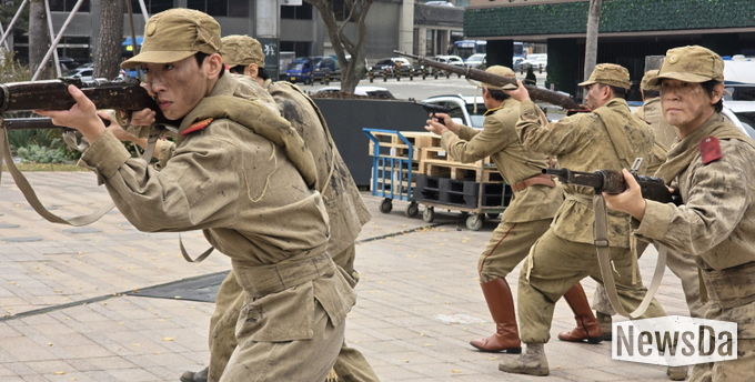 11월 14일 개봉 영화 ‘춘천대첩 72시간’ 홍보를 위해 2024년 11월 4일 서울 도심에서 무장한 인민군 대형 퍼포먼스를 진행했다. (나인픽처스 사진제공)