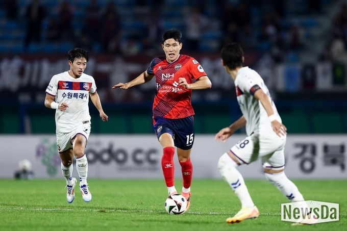 지난 11월 2일, 김천상무 김봉수가 수원FC전에서 드리블을 하고 있다.