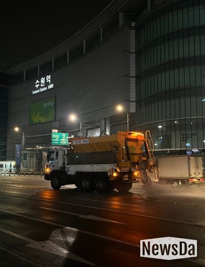 수원시가 블랙아이스 발생에 대비해 1일 새벽 제설 작업을 하고 있다.