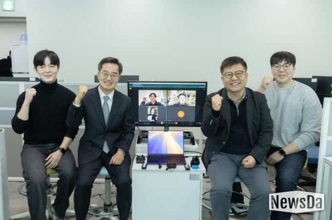 7일 오전 김동연 경기도지사가 (주)브레인벤쳐스를 방문하여 현장 직원 및 재택근무 중인 직원들과 기념촬영을 하고 있다.