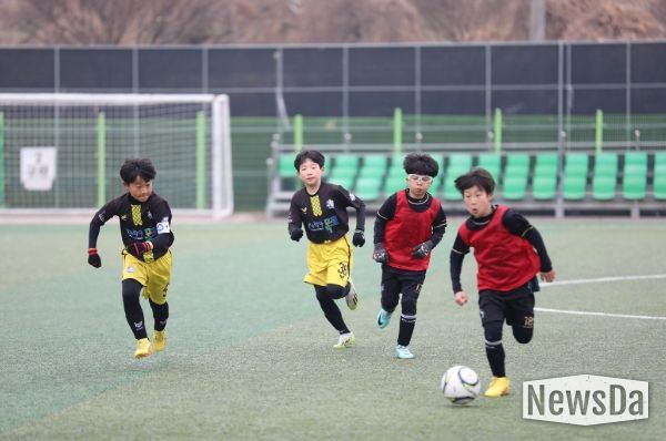 나주시는 최근 나주종합스포츠파크 보조축구장에서 2025년 전국 나주 동계 유소년 축구대회를 성황리에 개최했다. (사진설명-나주시)