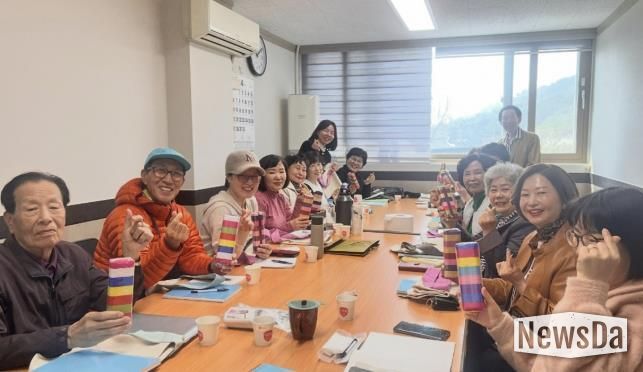 수원시 팔달구 행궁동 사회발전위원회, 한문교실 수강생들에게 선물 증정