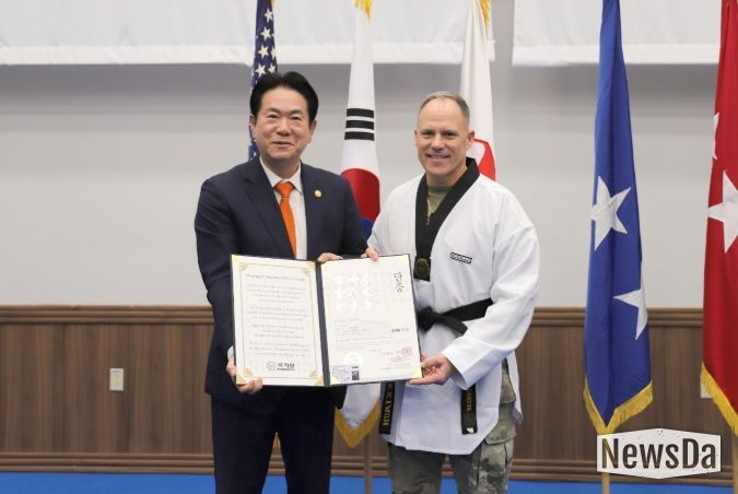 4월 16일 오전 9시 ‘미 8군 지휘권 이임식’에서 이동섭 국기원장(왼쪽)이 미 8군사령관 크리스토퍼 C. 라니브 사령관에게 명예 6단증을 수여하고 기념촬영을 하고 있다.