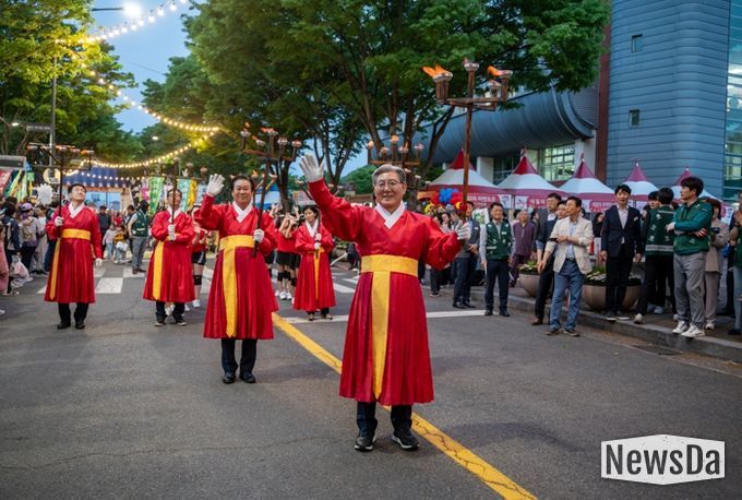 의령홍의장군축제 시작부터 화려·웅장하네...20일까지 열려