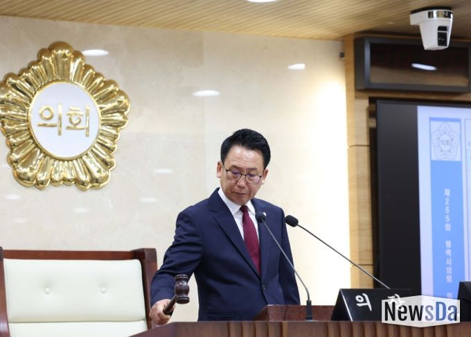 제255회 임시회 제1차 본회의에서 의사봉 타봉하는 강정구 의장