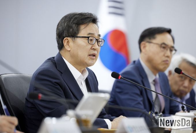 29일 오후 경기도청 서희홀에서 열린 도정점검회의에서 김동연 경기도지사가 인사말을 하고 있다.