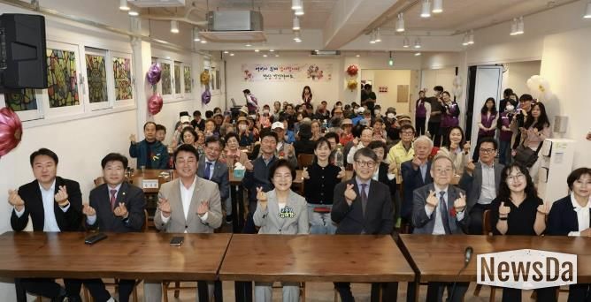 저소득 어르신 120여 명에게 음식 제공 등 기념행사 진행 모습