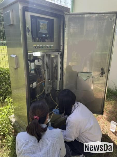 원천 배수지에서 참관 채수 작업을 하고 있다.