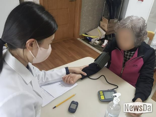 통합건강돌봄센터 간호사가 어르신 혈압측정 하는 모습