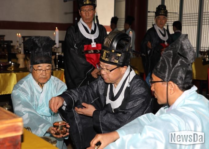 김현수 제1부시장이 수원향교 석전대제에서 초헌관 역할을 하고 있다.