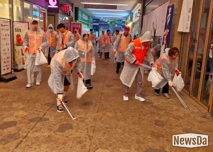 궂은 날씨에도 미사역 거리 정화 ‘미라클 줍모닝’을 위해 모인 봉사자들