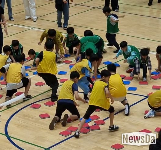 영천시가족센터는 지난 17일 가정의 달을 맞아 생활체육관에서 지역 내 다양한 가족이 함께하는 ‘모두 多(다) 가족운동회’를 개최했다.