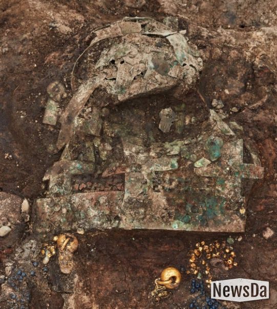 경주 황남동 120-2호분 금동관 출토상태