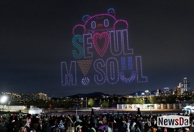 2025년 한강 불빛 공연 현장 사진(주제 : Make Wonders)