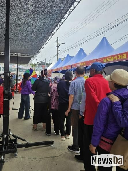 지난 23일, 섬 뻘낙지 음식거리 행운의 돌림판 이벤트