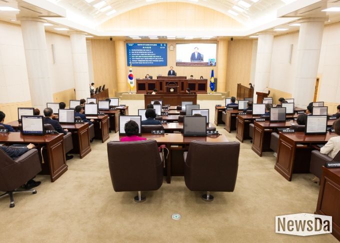 제297회 제1차 정례회 제1차 본회의가 2일 개최됐다. 사진은 이날 본회의 중 한 장면.