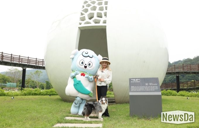 장승공원에서의 청양이(청양군 관광캐릭터)와 배우 박해미씨