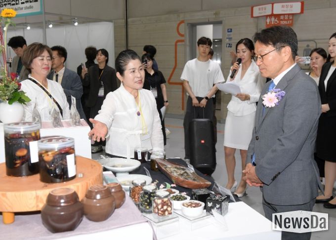 강기정 광주광역시장이 지난달 29일 오전 김대중컨벤션센터에서 열린 '2025 광주식품대전 개막식'에 참석해 참석자들과 함께 전시장 투어를 하고 있다. /광주광역시 제공