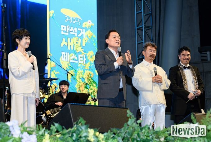 이재준 수원시장이 장안구가 주최한 만석거 새빛페스타 무대에서 인사말을 하고 있다.