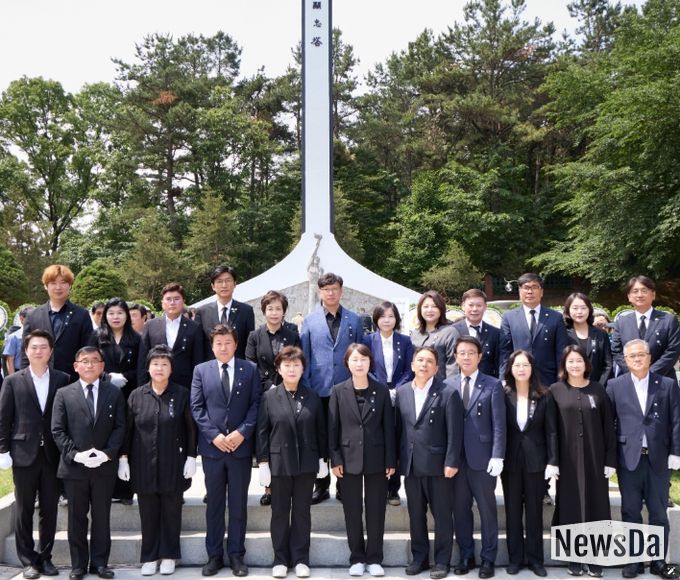 용인특례시의회는 6일 제70회 현충일을 맞아 처인구 김량장동 현충탑을 찾아, 순국선열과 호국영령의 고귀한 희생을 추모하고 참배했다.
