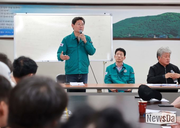 이상일 용인특례시장은 8일 서천동 천공기 전도 사고 피해 현장을 찾아 주민을 위로하고 지원 의지를 피력했다