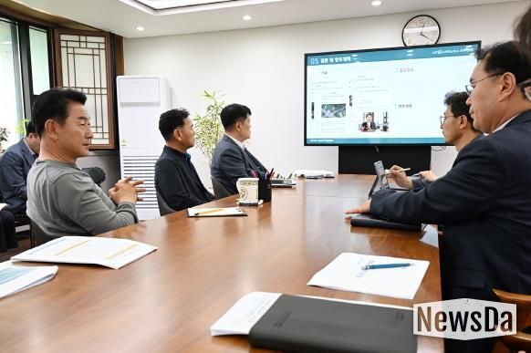 김동근 시장이 5월 27일 열린 ‘제23차 교통정책 전략회의’에서 교통신호체계 최적화 사업 성과에 대해 논의하고 있다.