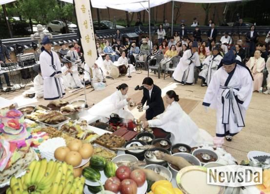 지난해 진행된 금성당제의 ‘유교제레’에 참여하고 있는 김미경 구청장(가운데)