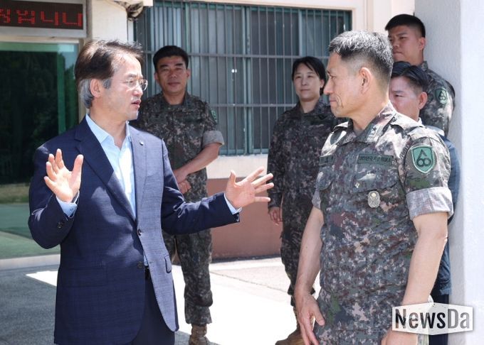 이동환 고양시장이 제60보병사단을 방문해 이명철 사단장과 이야기 나누고 있다.