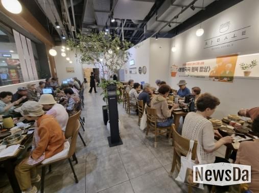 ‘방방곡곡 행복 밥상’행사에 참여한 어르신들이 맛있게 식사하고 있다.