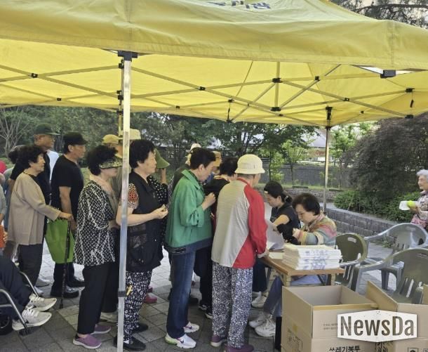 고양시 흥도동, 저소득층 이웃에 종량제봉투·모기약 현장 배부