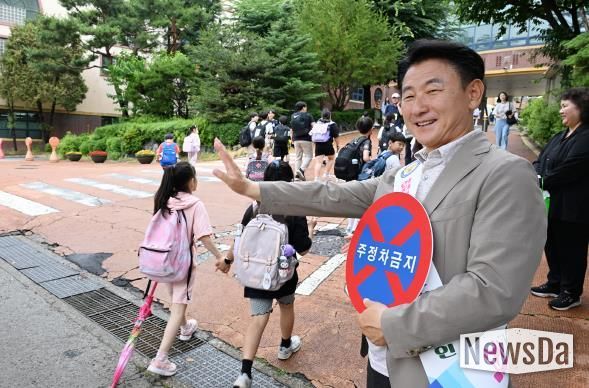 김동근 시장이 6월 16일 새말초등학교 정문 앞 어린이 보호구역(스쿨존) 일대에서 교통안전 캠페인을 진행하고 있다.