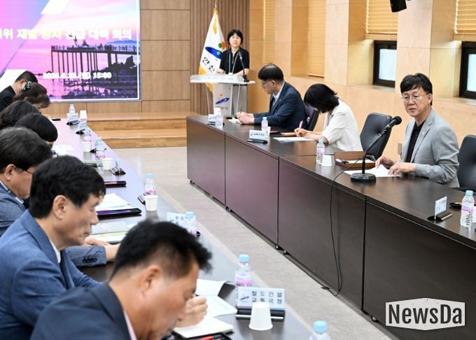 이민근 안산시장(사진 오른쪽 가운데)이 23일 공직자 비위 의혹 재발 방지 긴급 대책회의를 주재하고 있다.