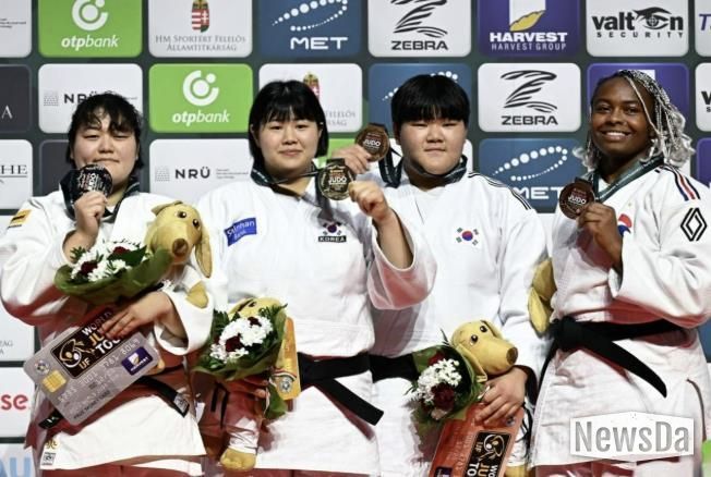 안산시청 소속 김하윤 선수(왼쪽 두번째)가 ‘2025 국제유도연맹(IJF) 세계선수권대회'에서 금메달을 획득하고 기념촬영을 하고 있다.