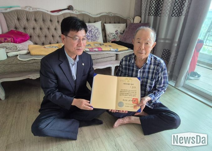 경기북부보훈지청, 독립유공자 후손에게 증서 전수