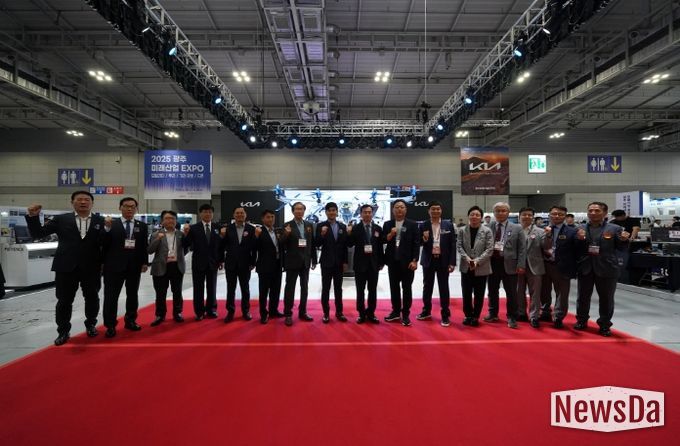 고광완 광주시행정부시장이 25일 김대중컨벤션센터에서 열린 '2025 광주미래산업엑스포 개막식'에 참석해 참석자들과 기념촬영을 하고 있다. /광주광역시 제공