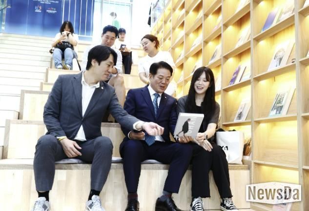 최대호 안양시장(앞줄 왼쪽 두번째)이 26일 안양청년1번가의 소통계단에서 담소를 나누고 있다.