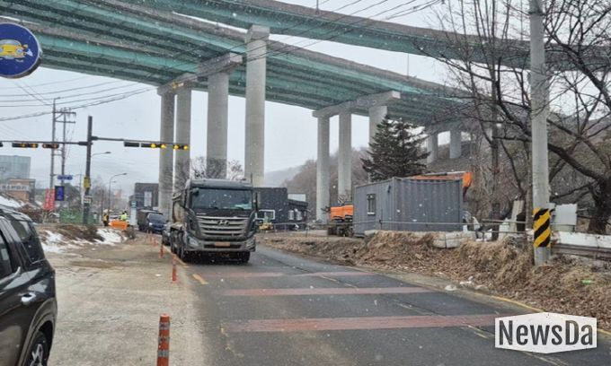 용인특례시 수지구 고기동의 노인복지주택 공사현장에 지난 3월 한시적으로 허용됐던 토사 반출 당시 고기초 앞 도로를 지나는 공사차량